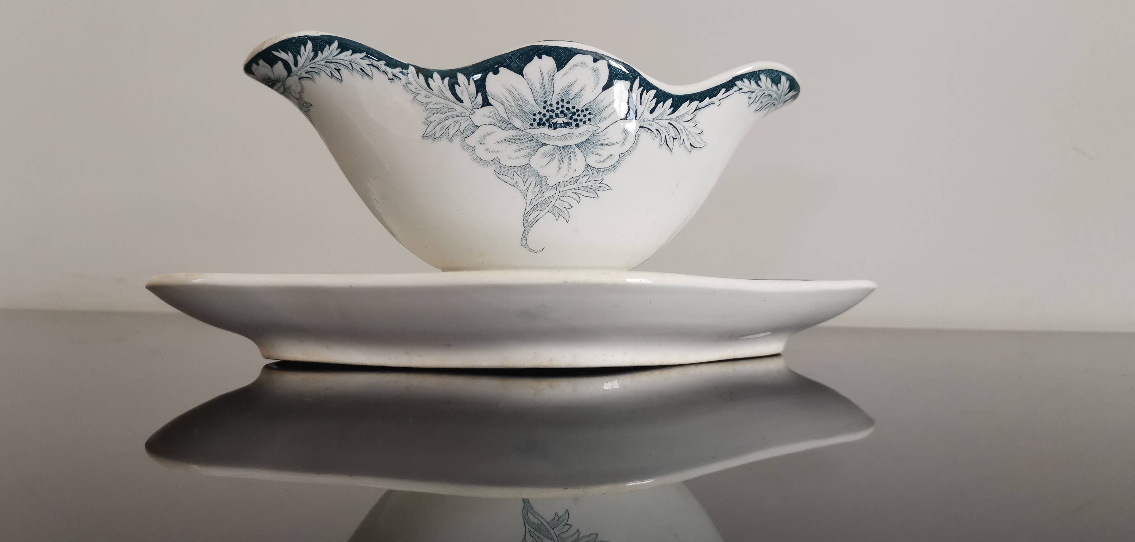 Gravy boat from St Amand and Hamage, iron earth model Suzanne green flowers