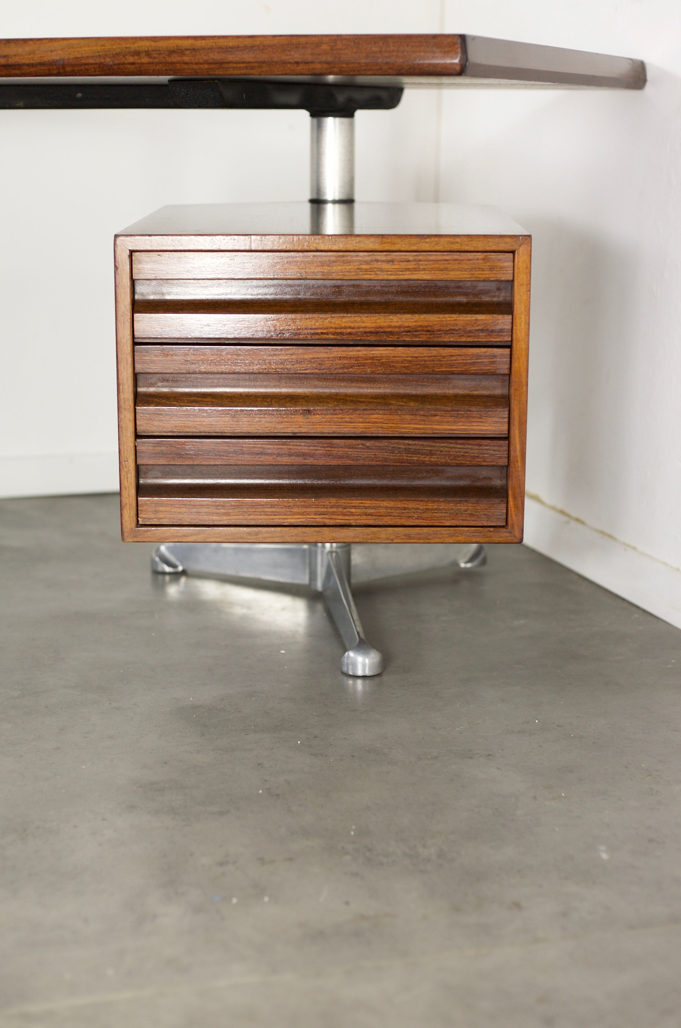 Bureau boomerang modèle T96 de Osvaldo Borsani, édité par Tecno, Italie circa 1960