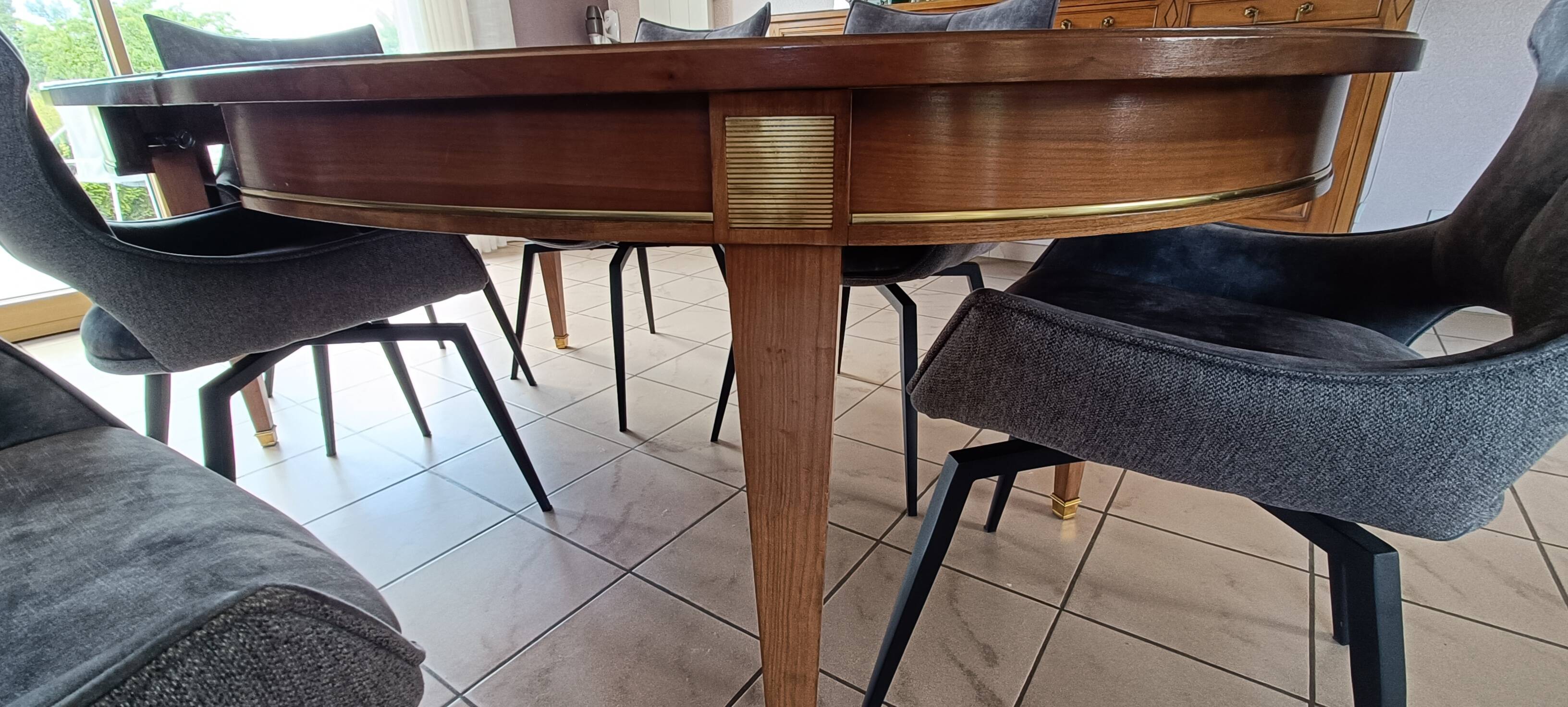 Extendable dining table in Empire style