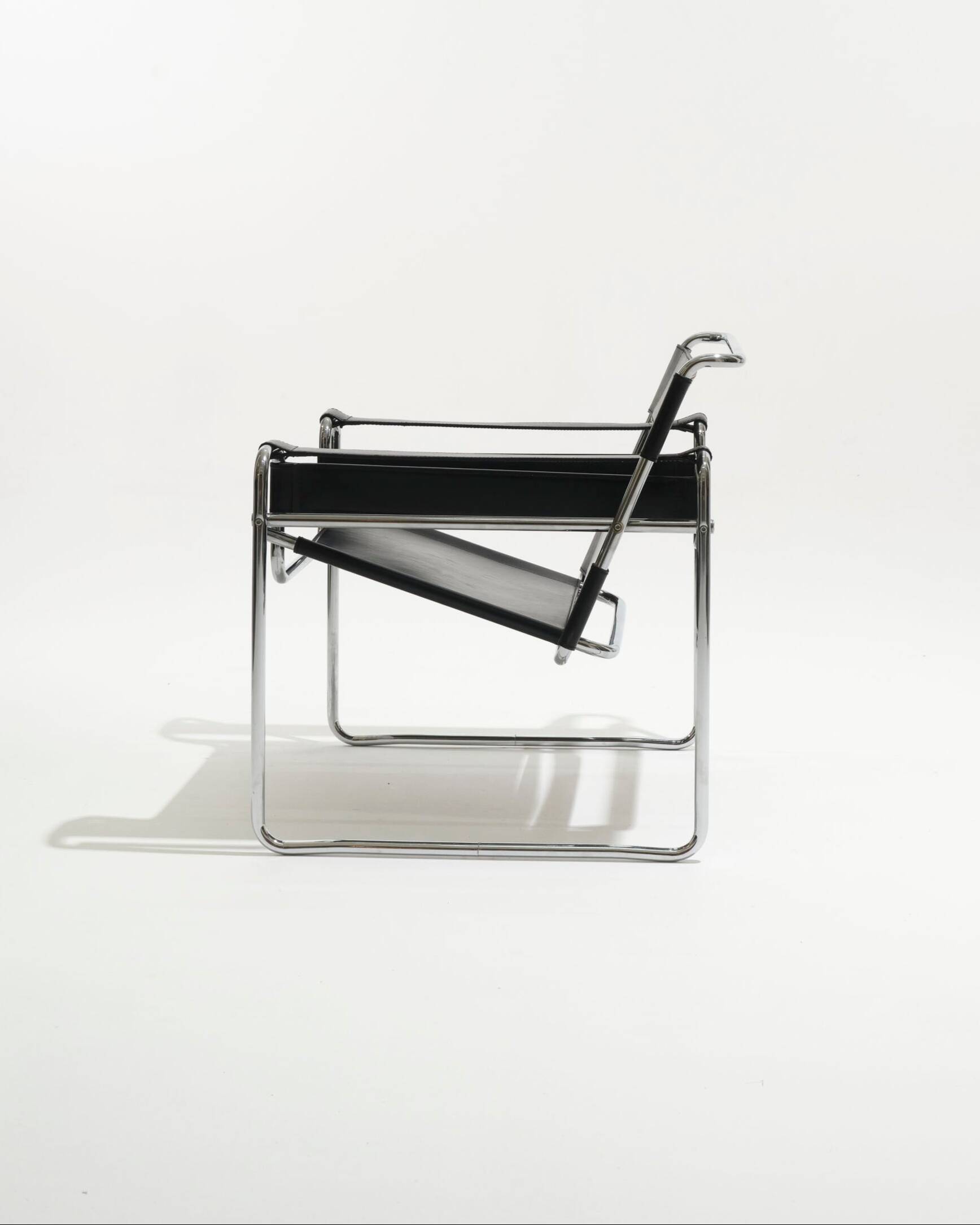 Wassily armchair in black leather, marcel breuer, 2000s