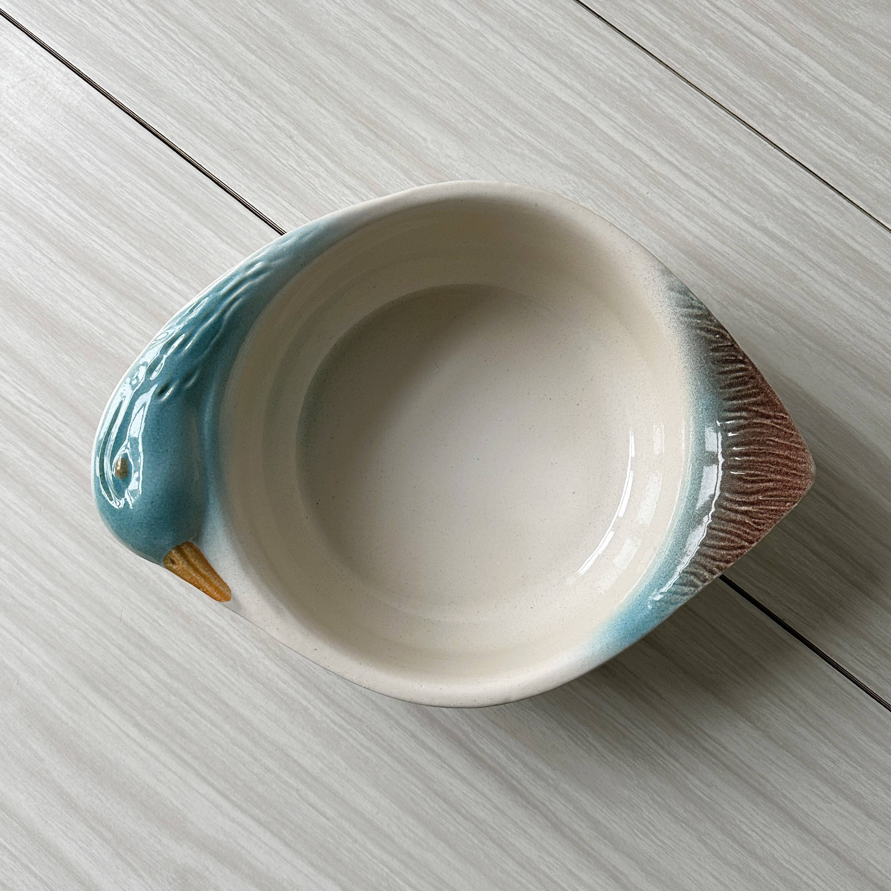 Plat en céramique figurant une oie bleue