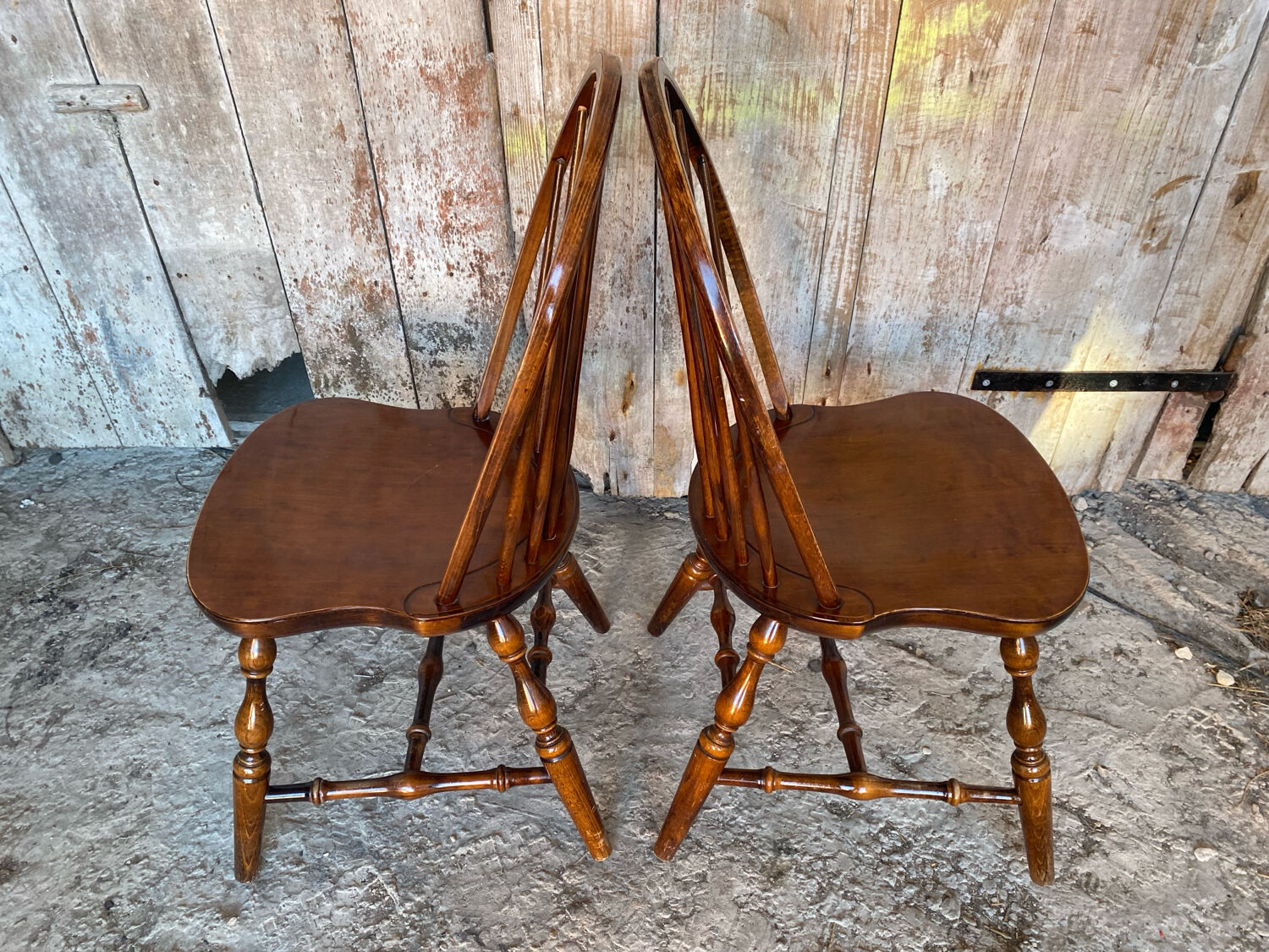 Pair of antique american windsor chairs, turned oak wood, vintage