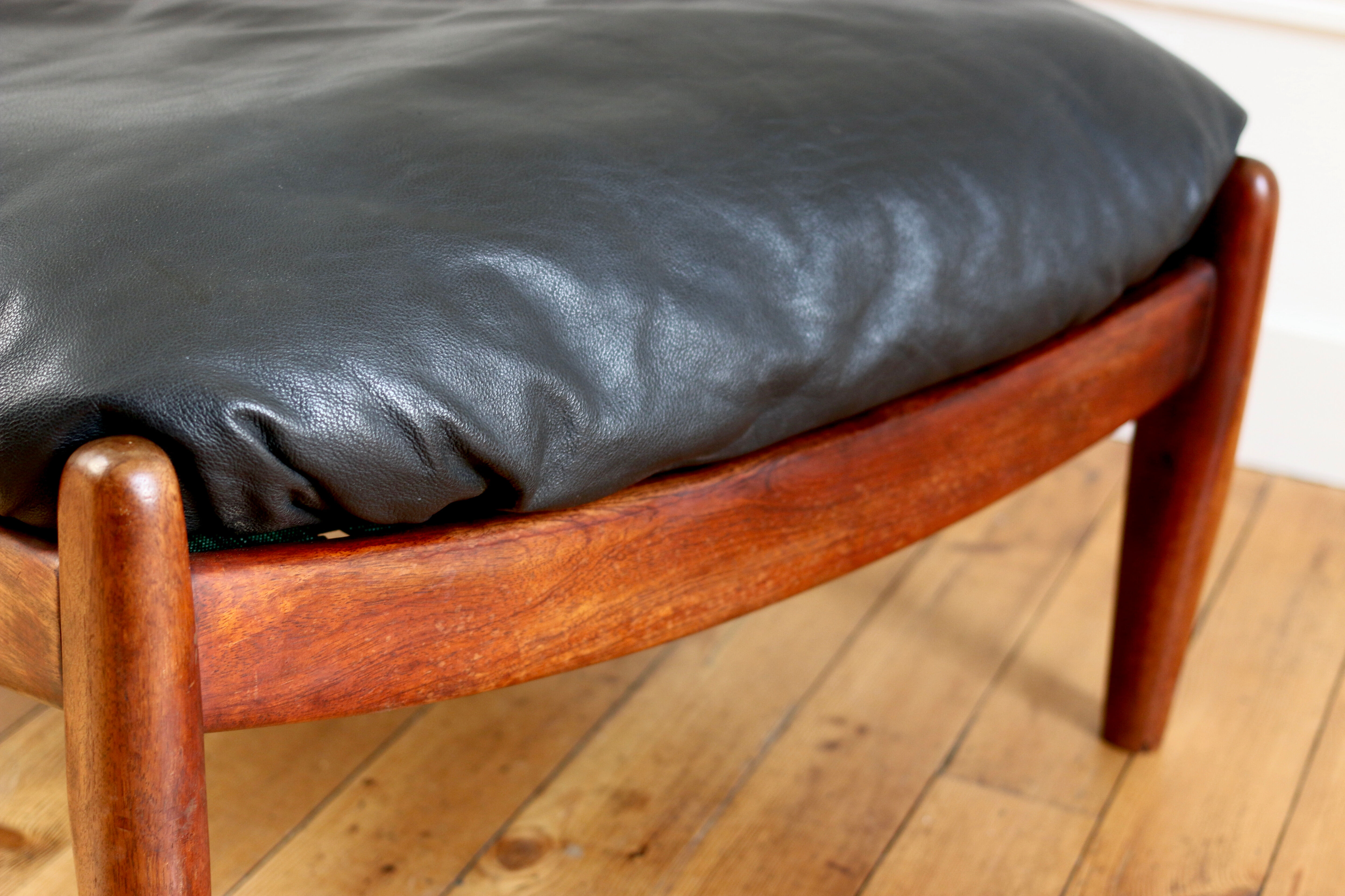 Fauteuil lounge et ottoman scandinave vintage cuir 1960