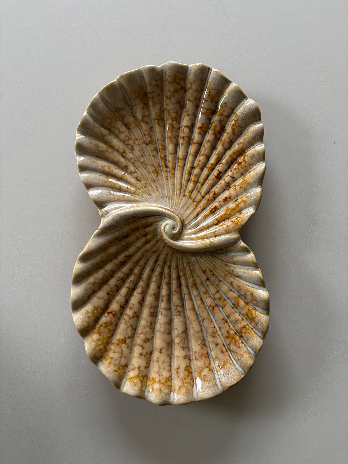 Ceramic shell-shaped trinket tray