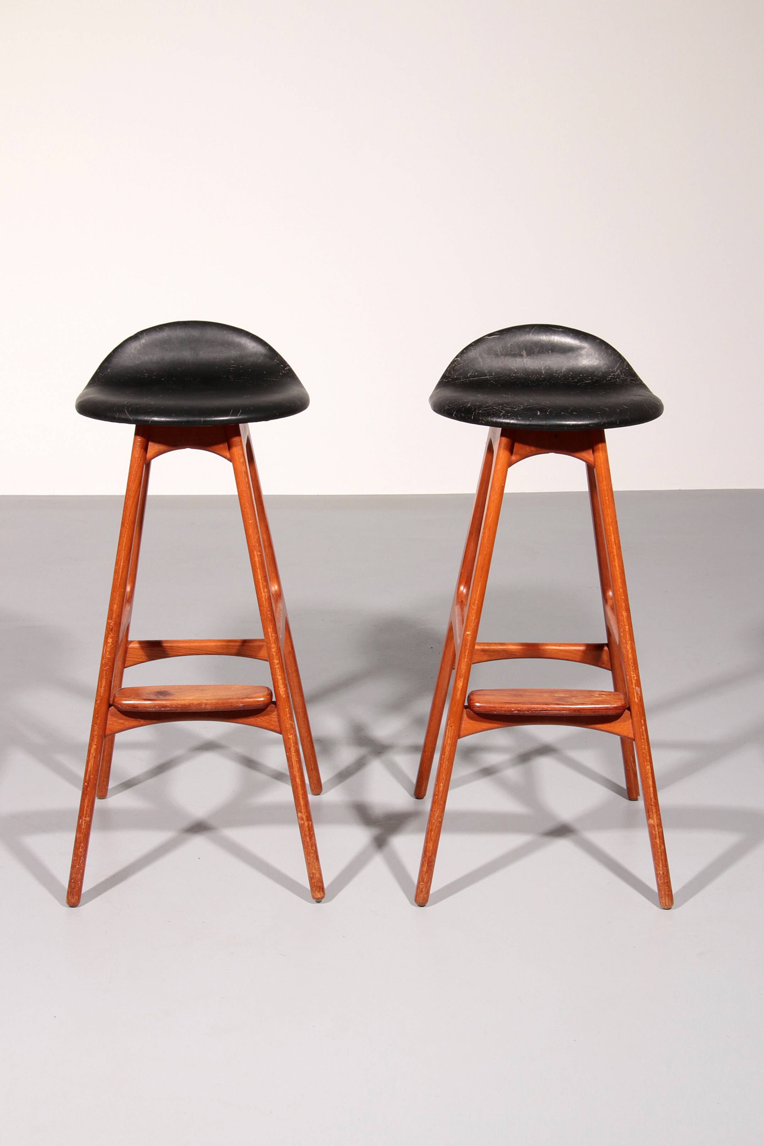 Design bar stool in wood and black leather by Erik Buch 1960