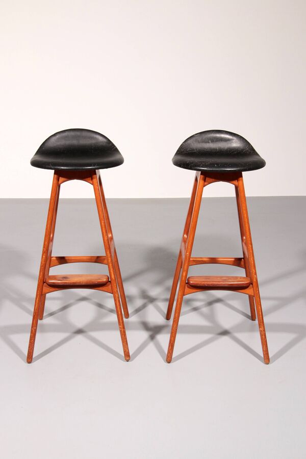 Tabouret de bar design en bois et cuir noir par Erik Buch 1960