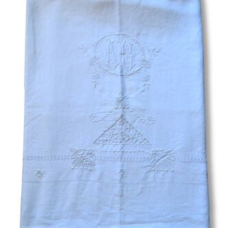 Drap plat ancien en fil , brodé & monogrammé AC