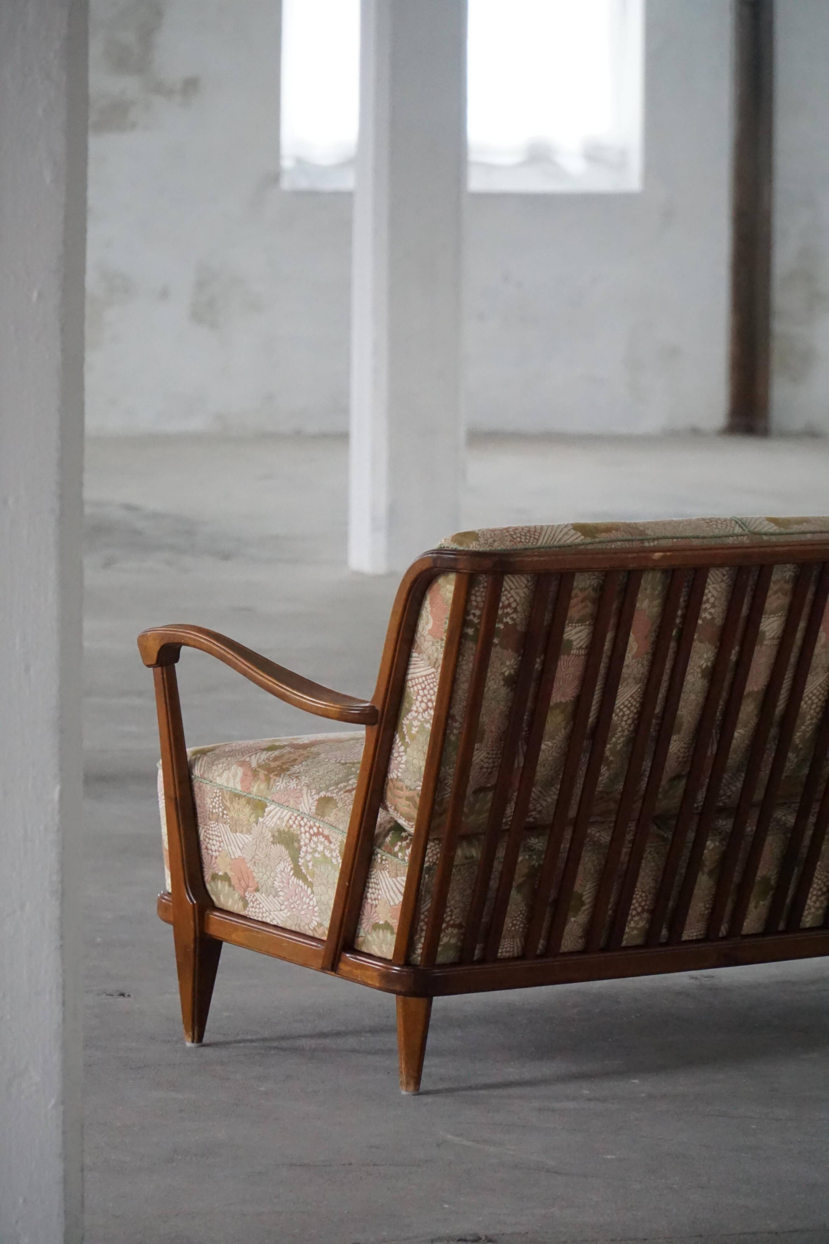 Svante Skogh, freestanding canapé in floral fabric, modern Swedish, 1940s