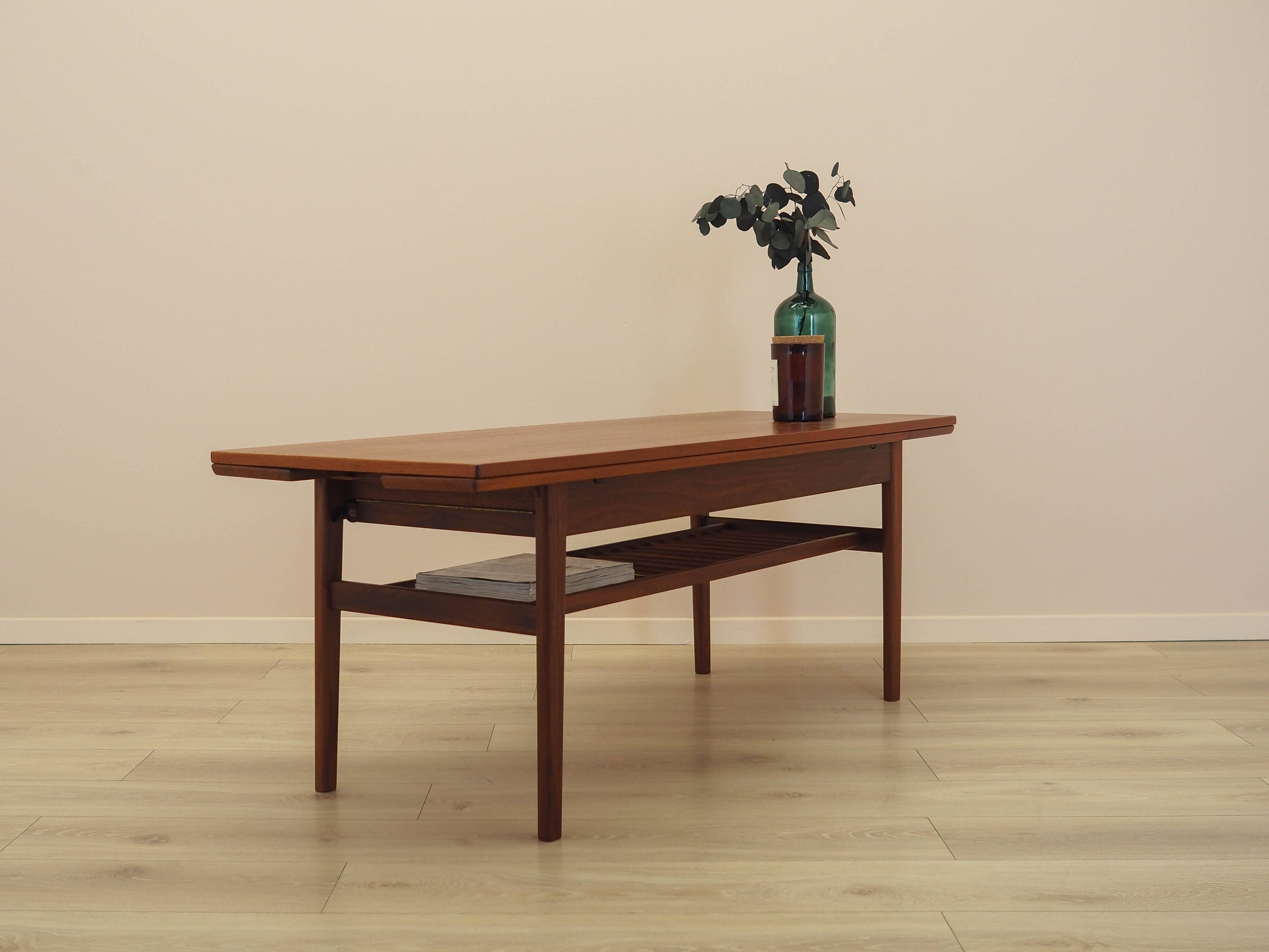Table basse en teck danois avec étagère, années 1960