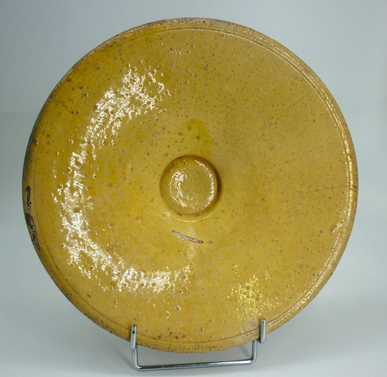 Tourne omelette ancien, terre cuite vernissée jaune, sud de la France