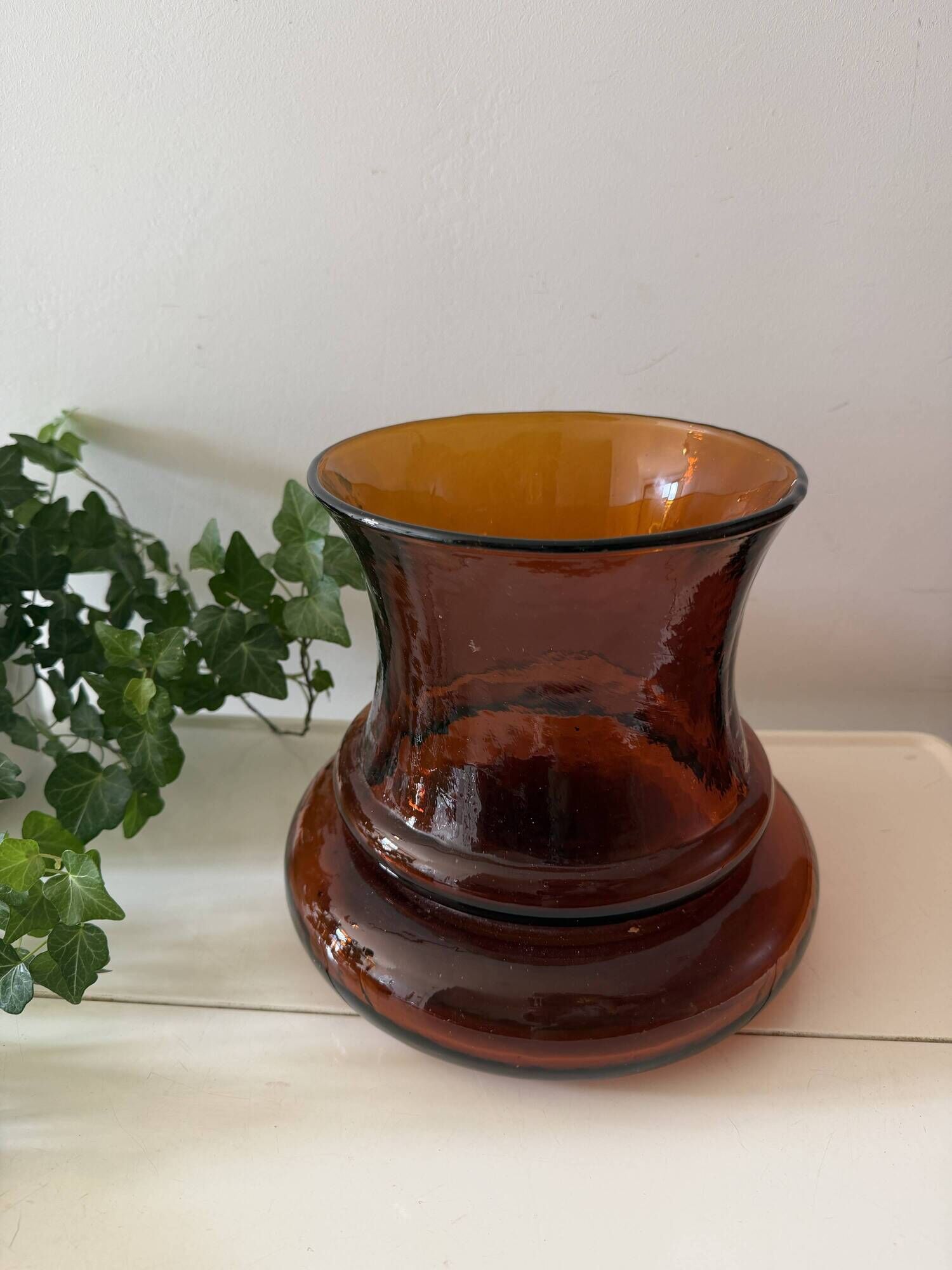 Vase en verre ambré avec un motif en relief