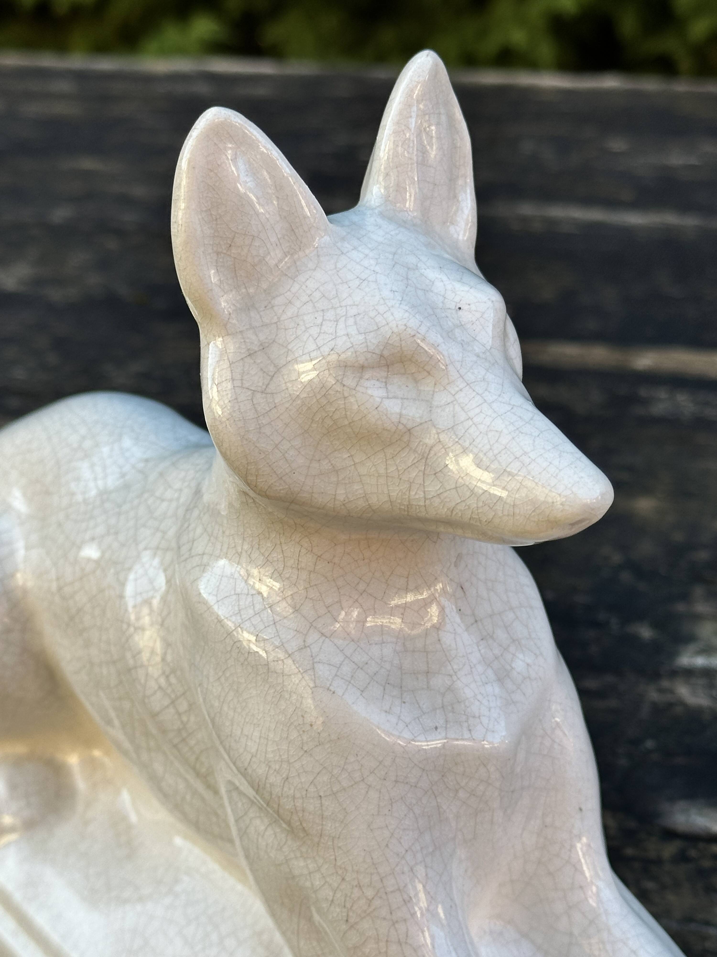 Chien art déco en faïence craquelée