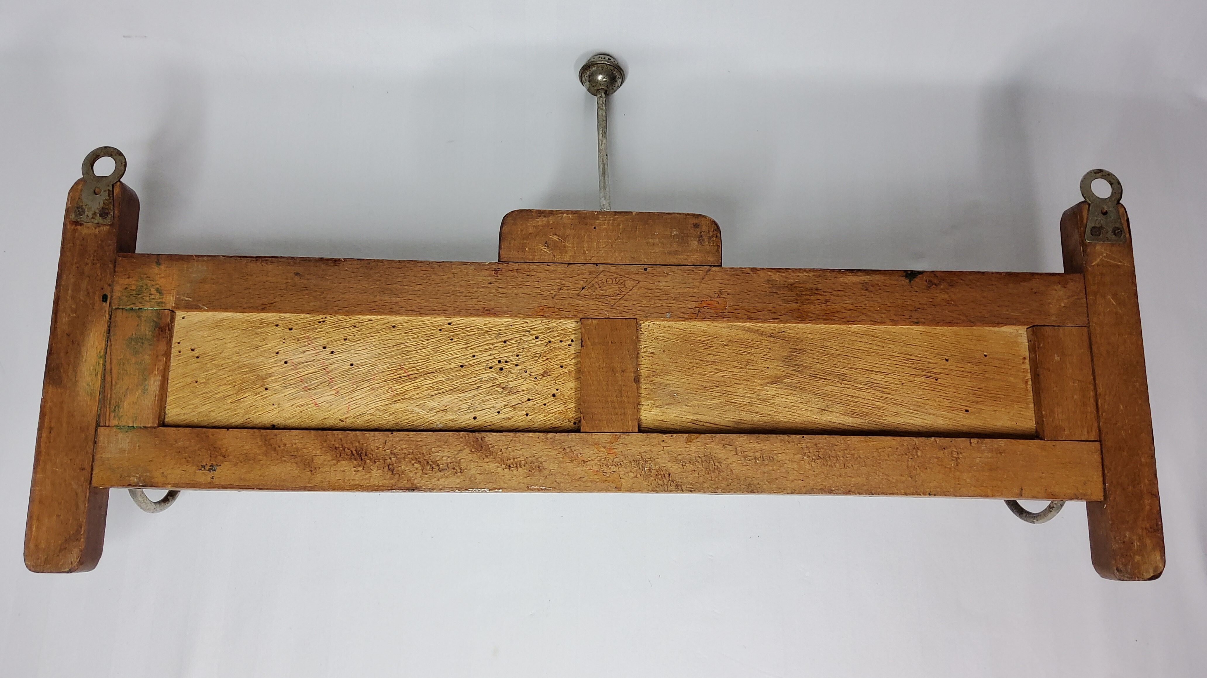 Portemanteau 1900 en métal et bois estampillé Innova, 3 patères