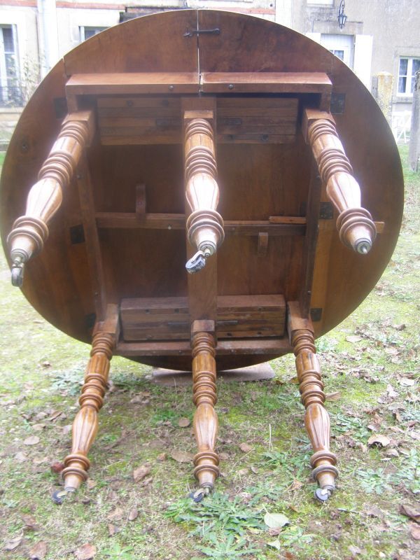 Old solid oak round table, diameter 115cm 6 feet on wheels