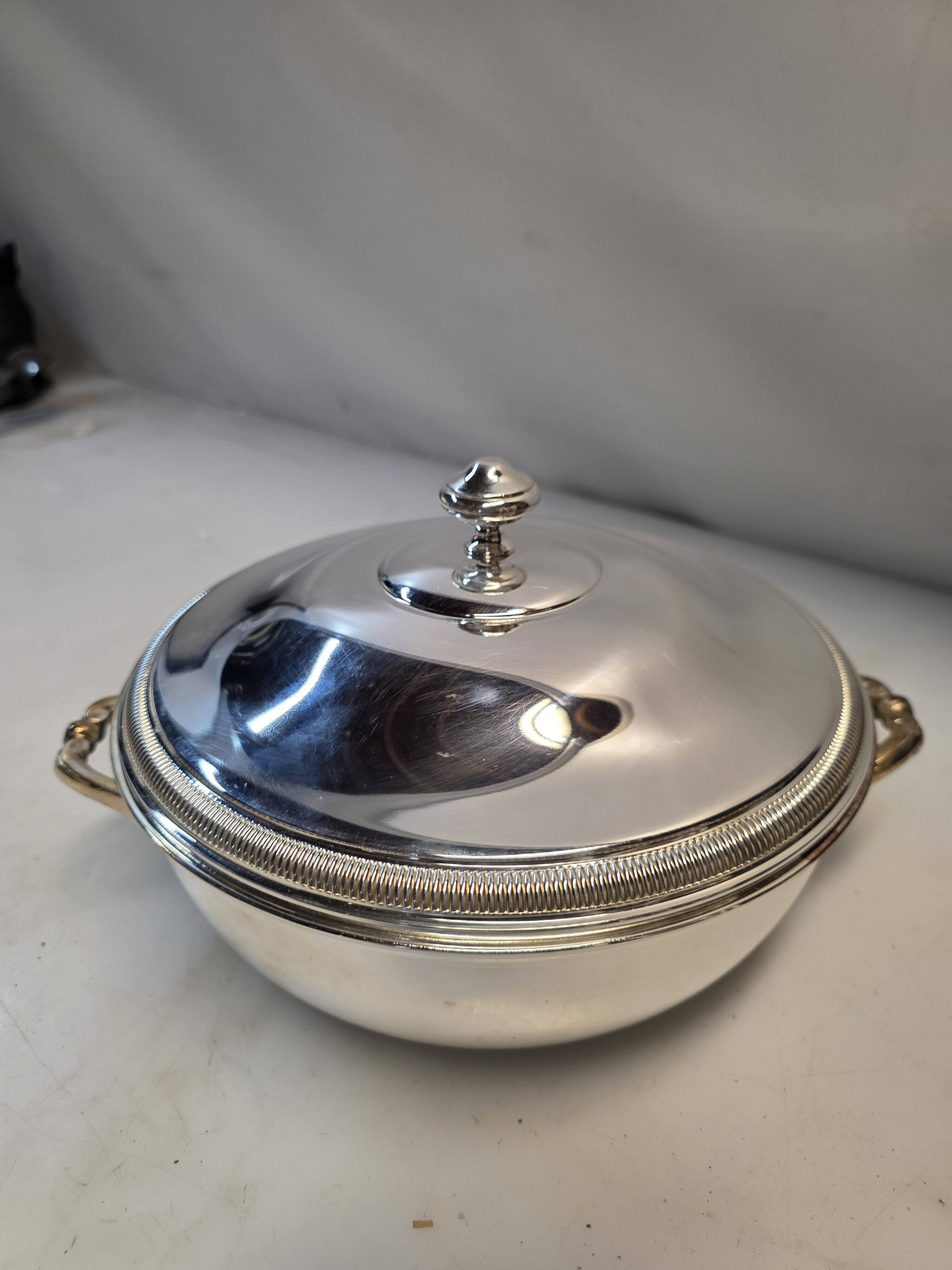 Soup tureen or vegetable dish in silver-plated metal – French silversmithing
