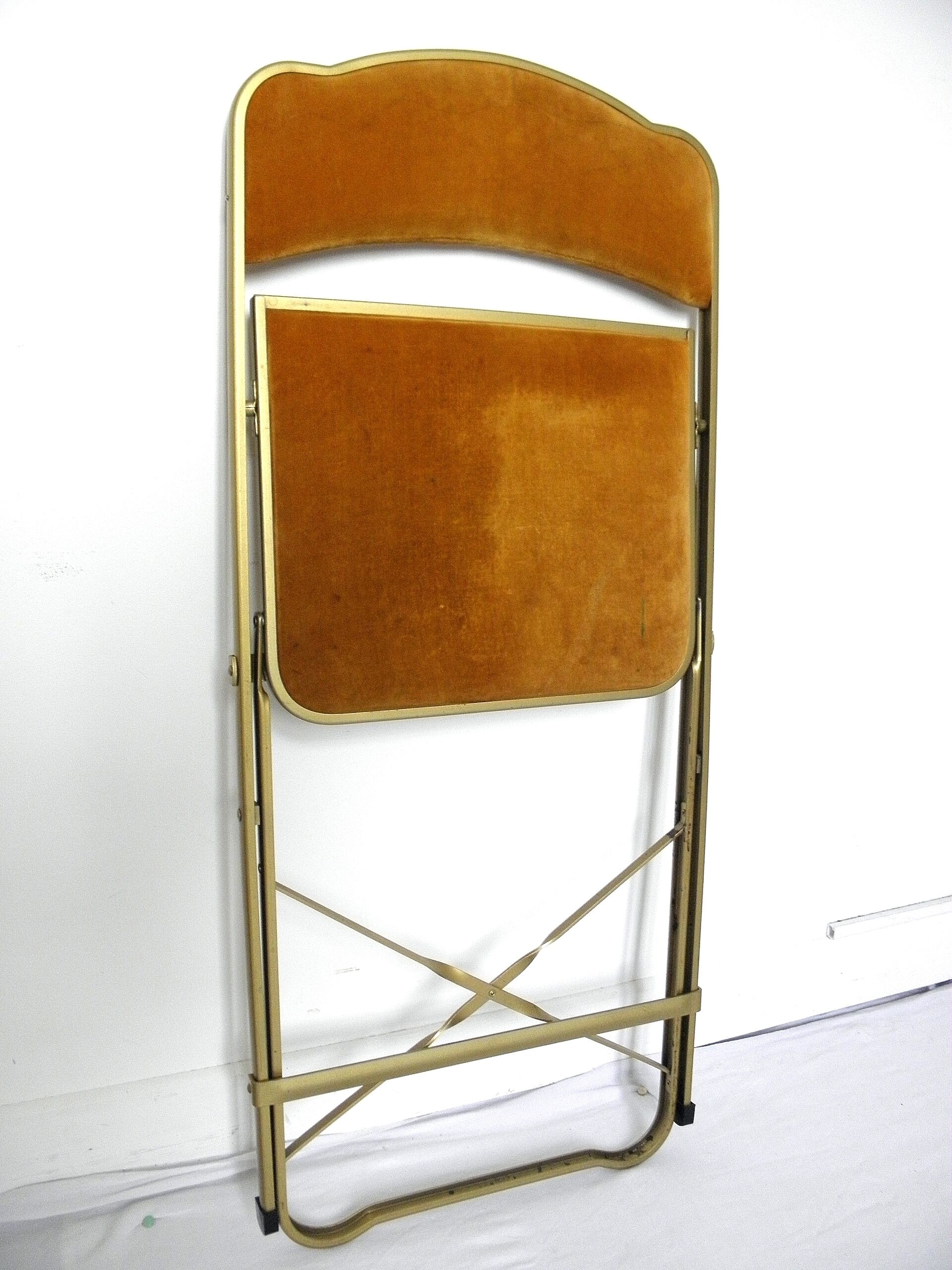 Chaise pliante en velours et métal doré