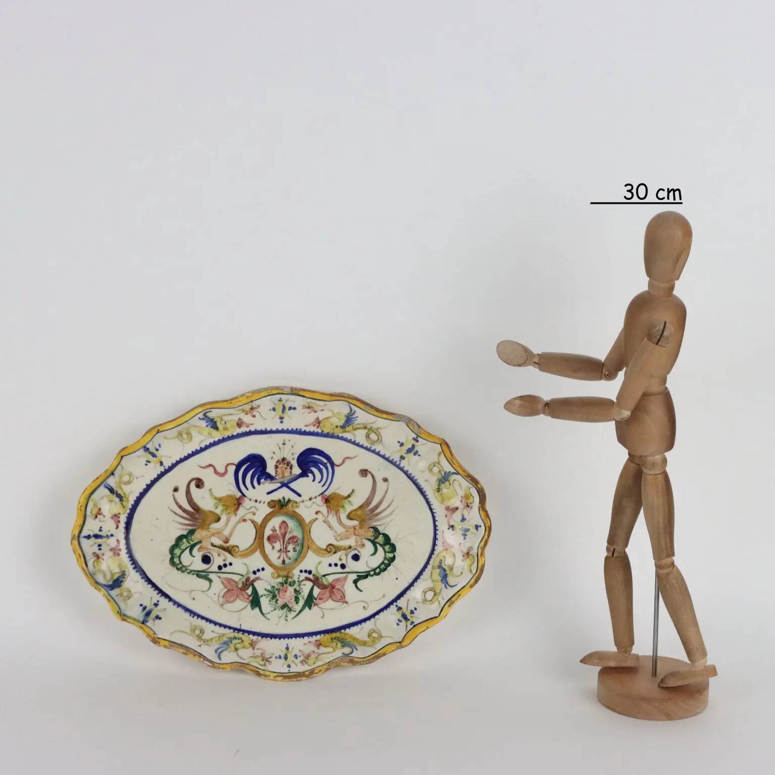 Ancient oval plate in majolica, Italy, late 19th century.