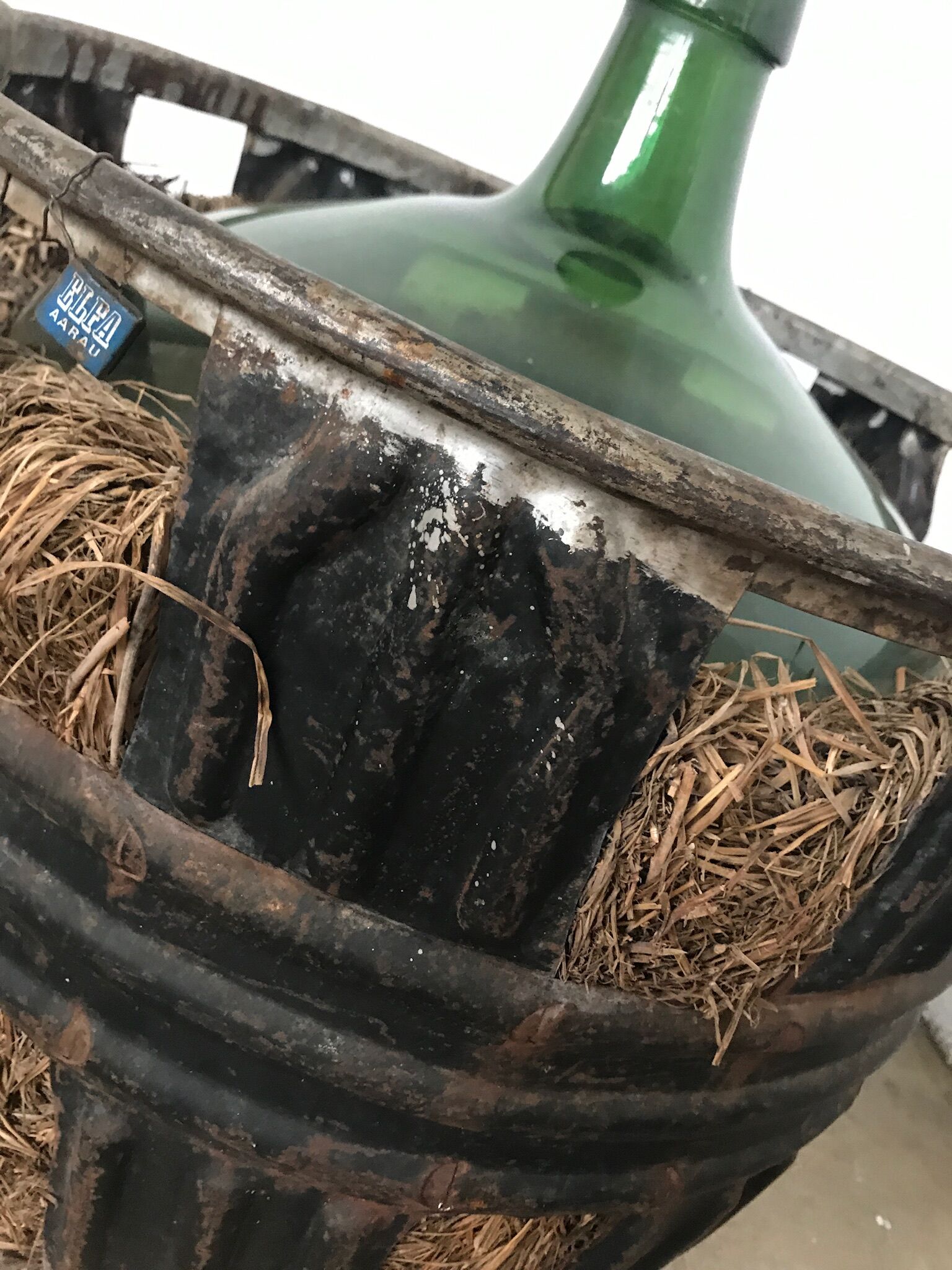 Demijohn of 100 litres with its metal basket