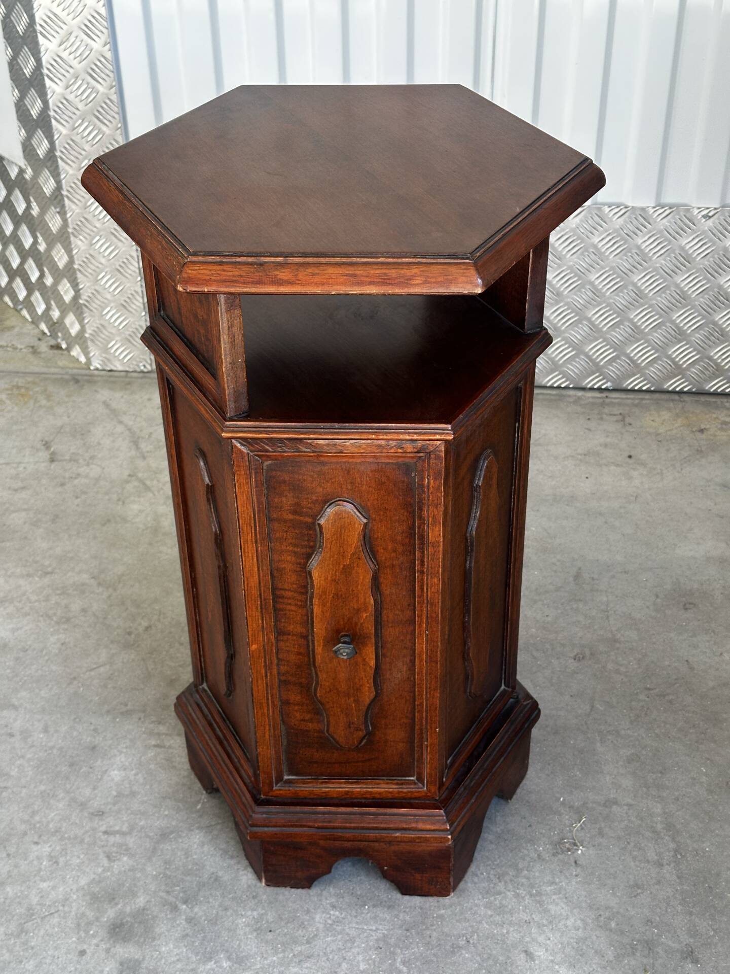 Meuble d’appoint hexagonal en bois d’acajou– XXe siècle
