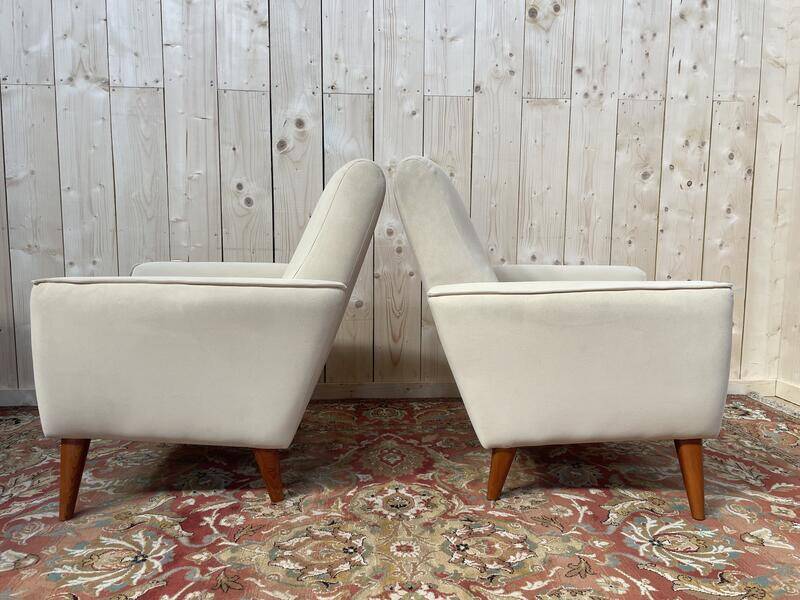 Paire de fauteuils contemporains en suédine beige