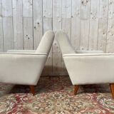 Paire de fauteuils contemporains en suédine beige