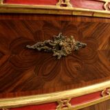 Majestueuse commode galbée style Régence en marqueterie de bois de rose et palissandre