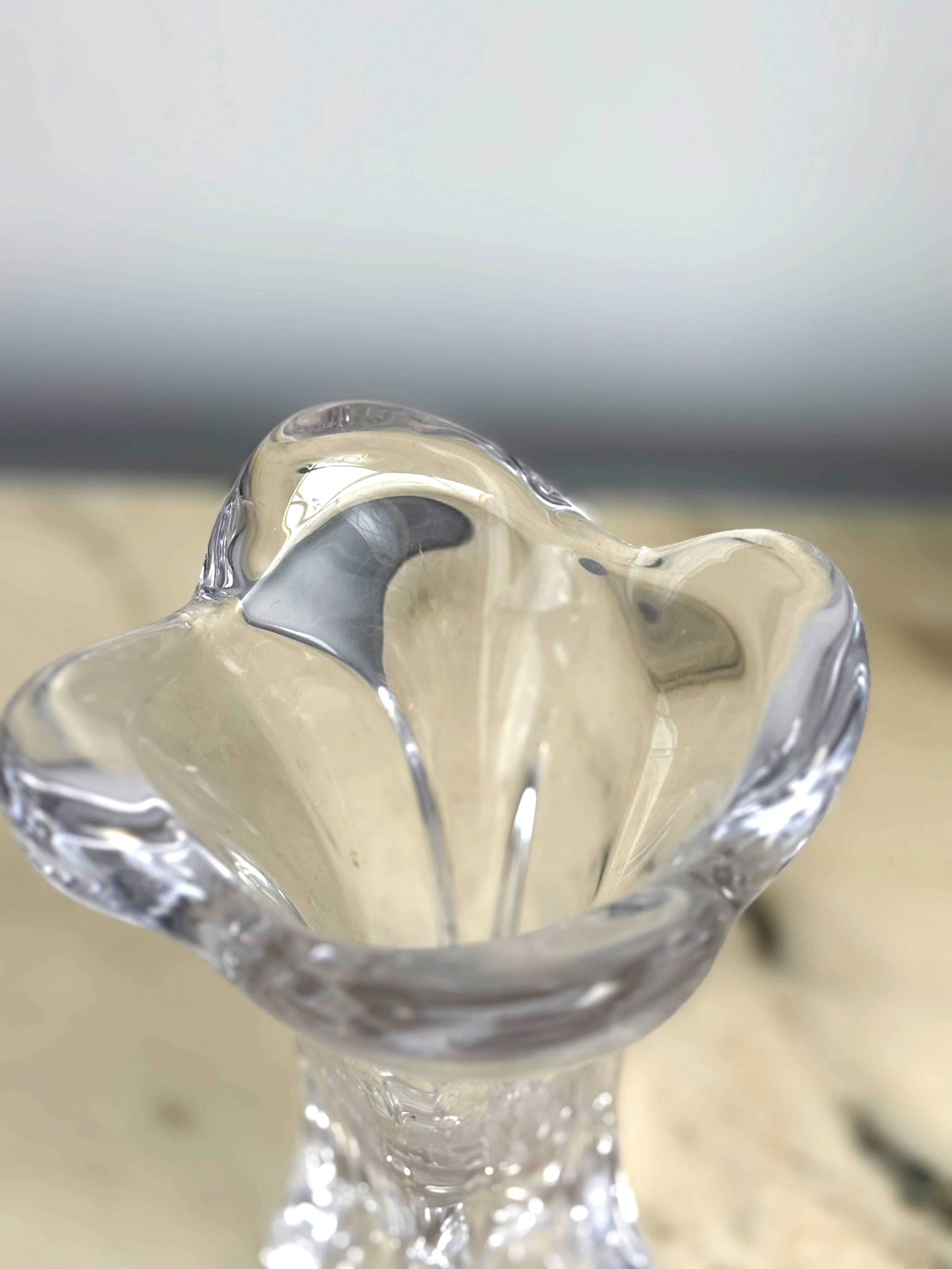 Petit vase corolle cristal de Bayel, design moderne épuré, déco de table ch