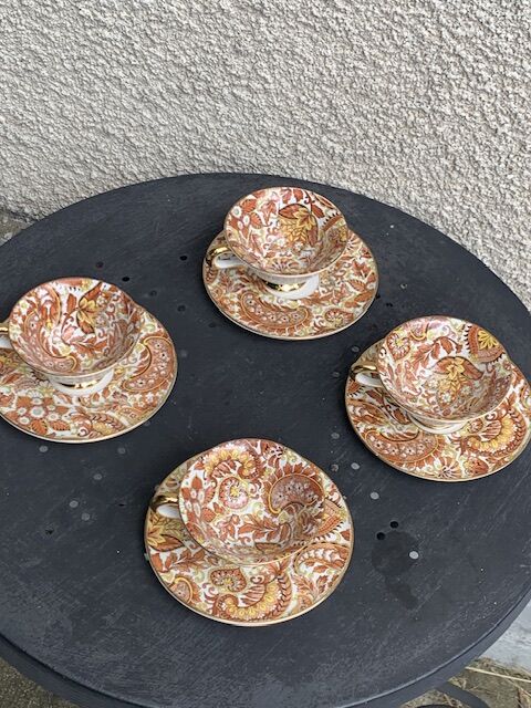 Coffee or tea service consists of 4 cups and 4 saucers in porcelain and vintage golden handles