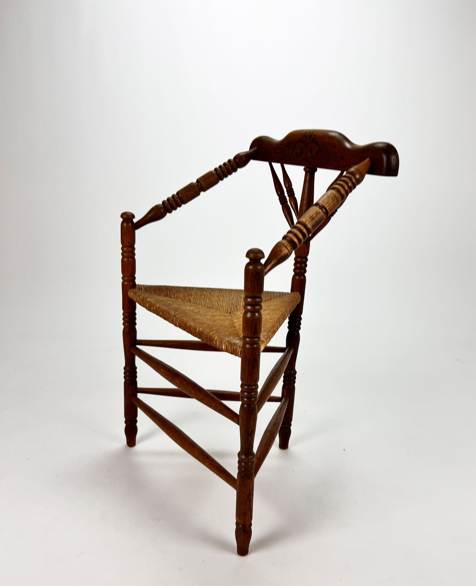 Chaise triangulaire en chêne massif et osier années 1950