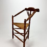 Chaise triangulaire en chêne massif et osier années 1950