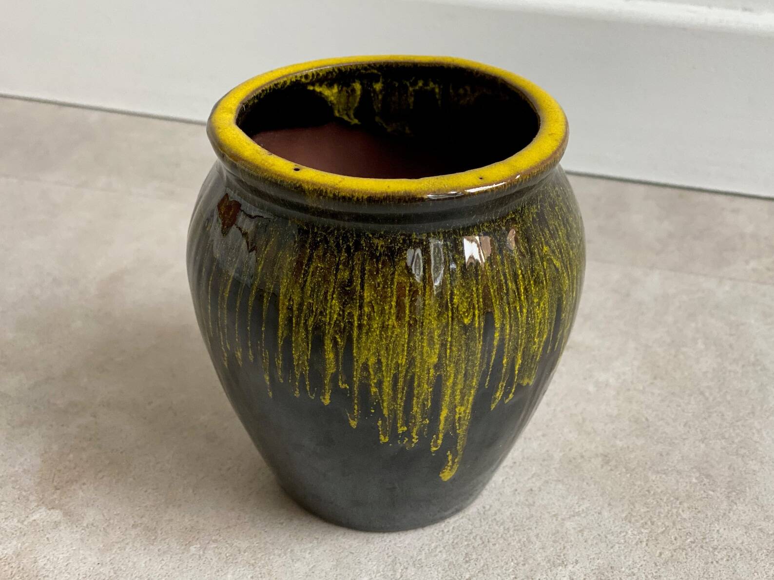 Petit vase en céramique vintage avec glaçure goutte à goutte jaune
