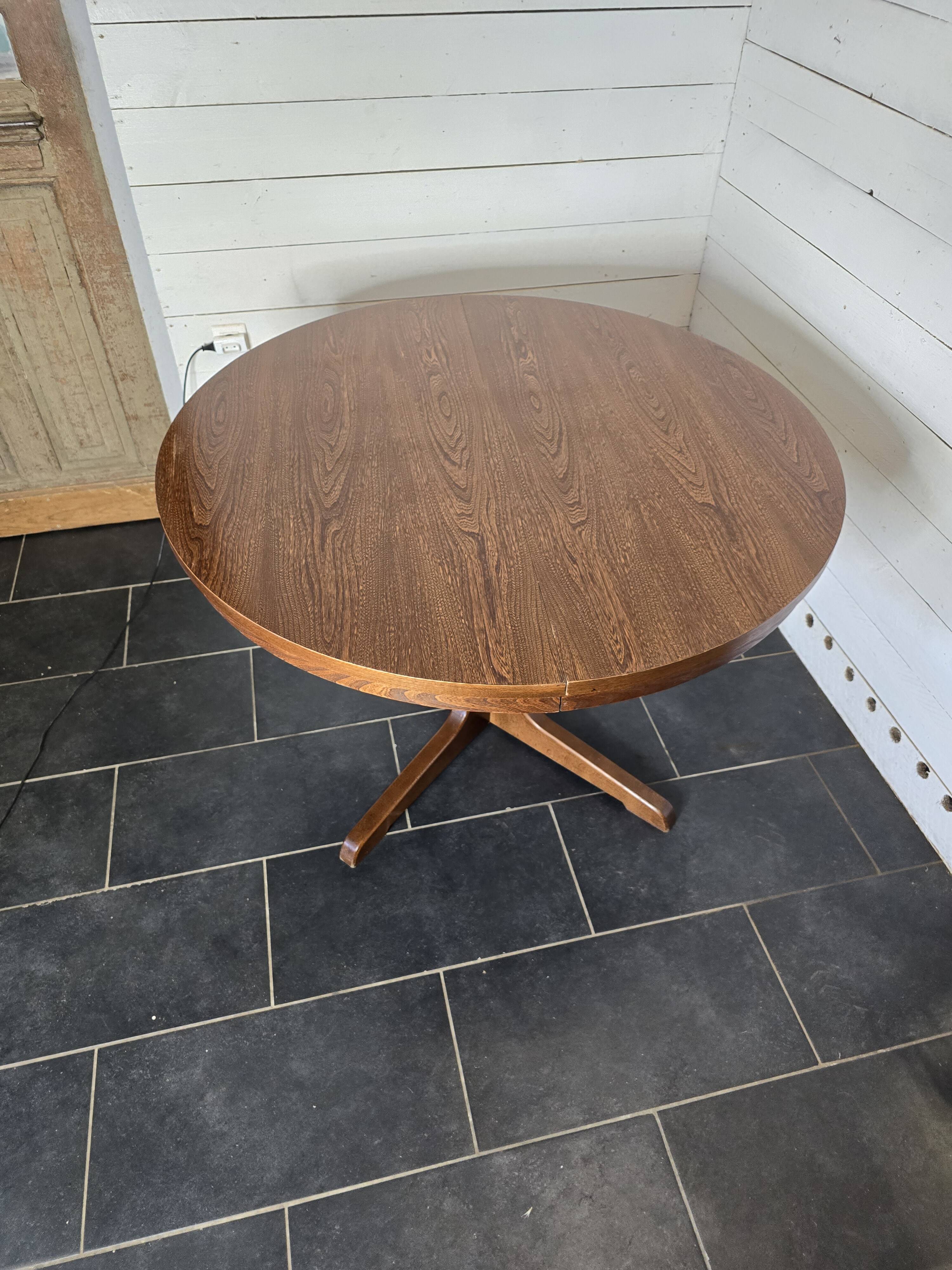 Vintage extendable round table from the 60s