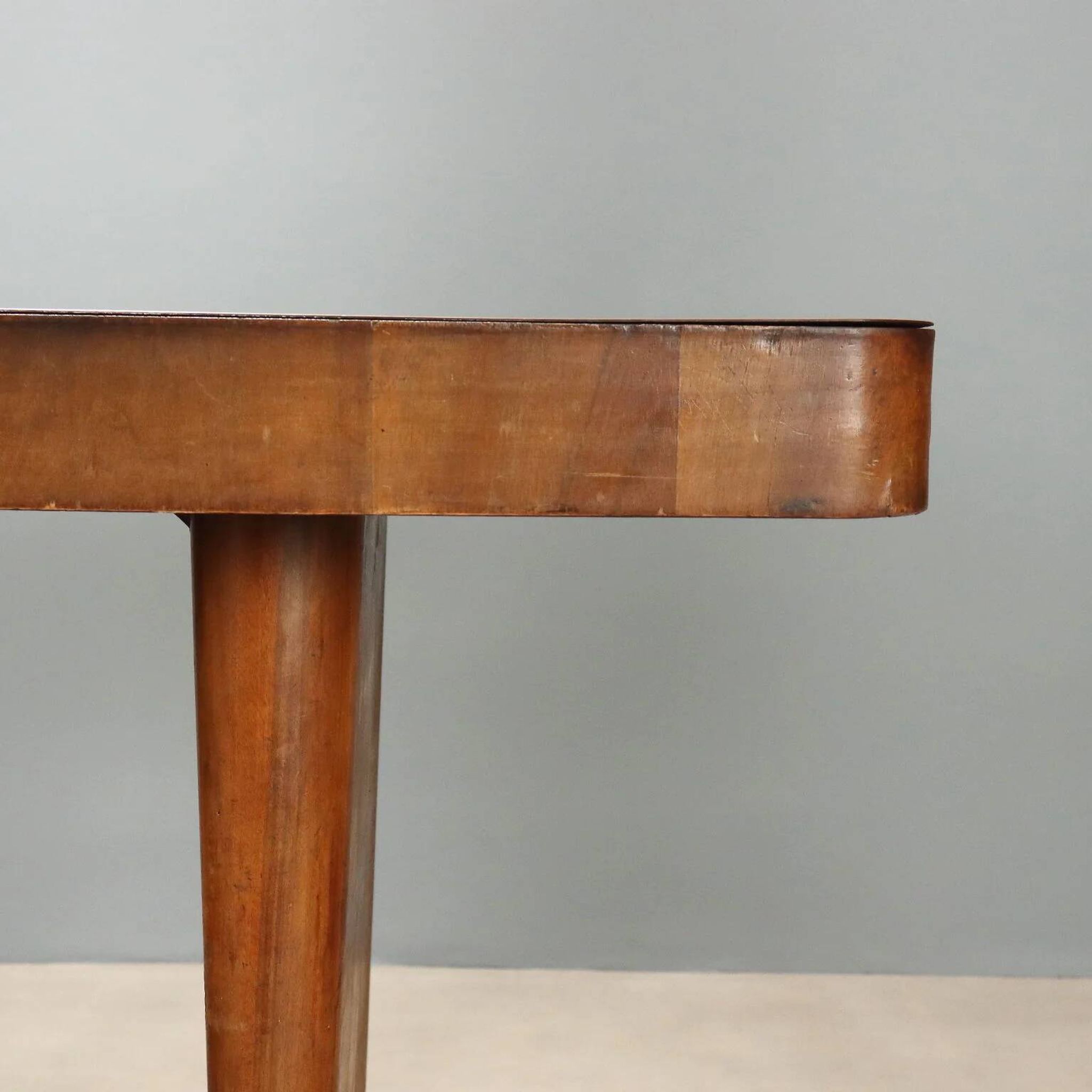 Table en bois plaqué loupe des années 1940