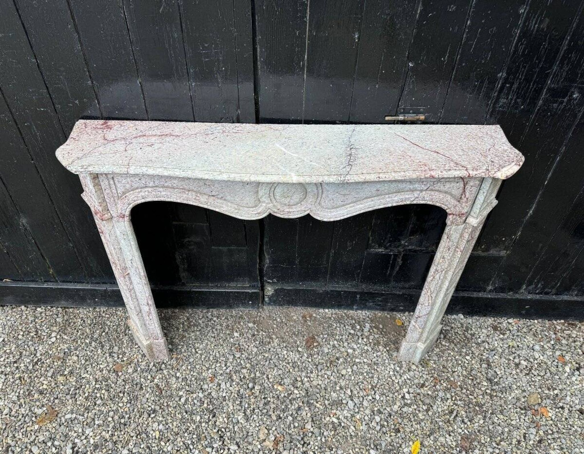 Cheminée de style Louis XV Pompadour en marbre rosé vers 1900