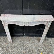 Cheminée de style Louis XV Pompadour en marbre rosé vers 1900