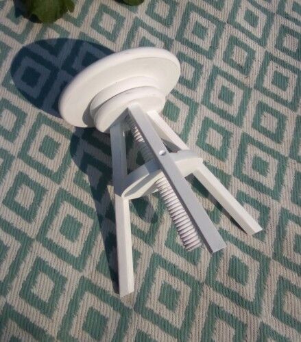 Adjustable screw stool in patinated wood