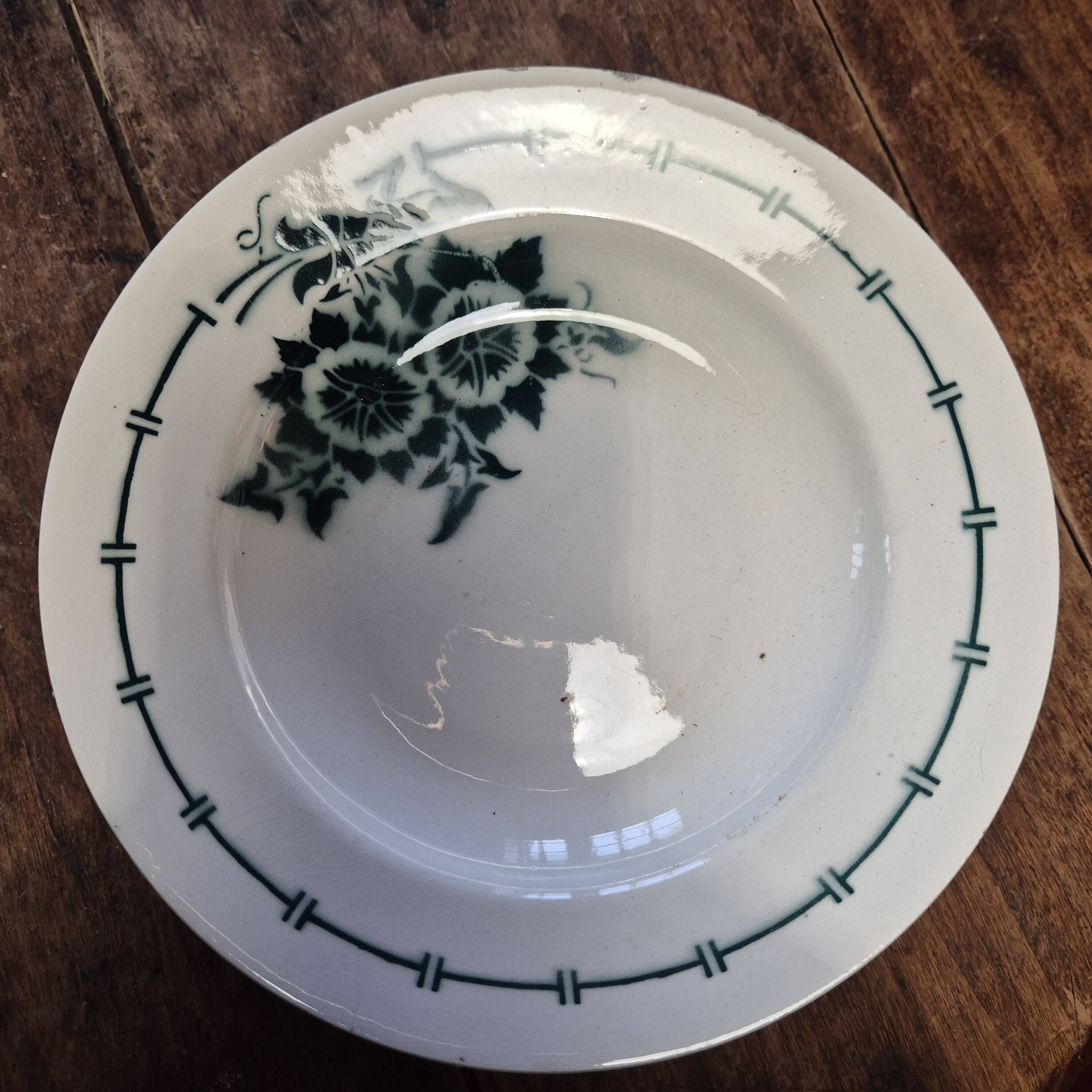5 deep plates with green edges