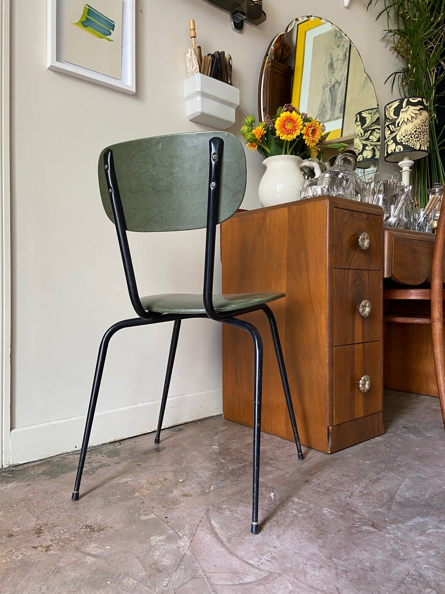 Chaise en skaï vert et métal noir