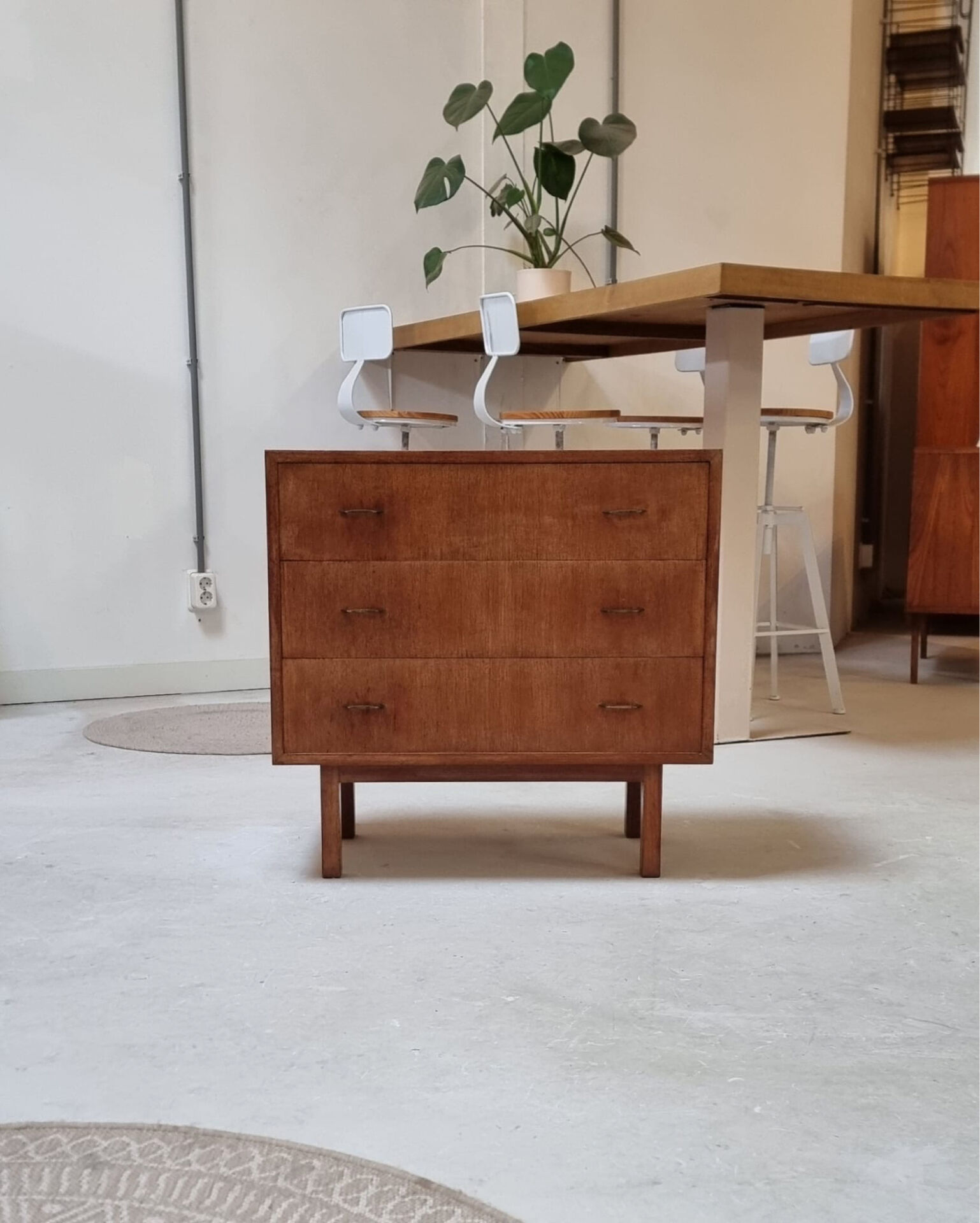 Mid-century drawer cabinet