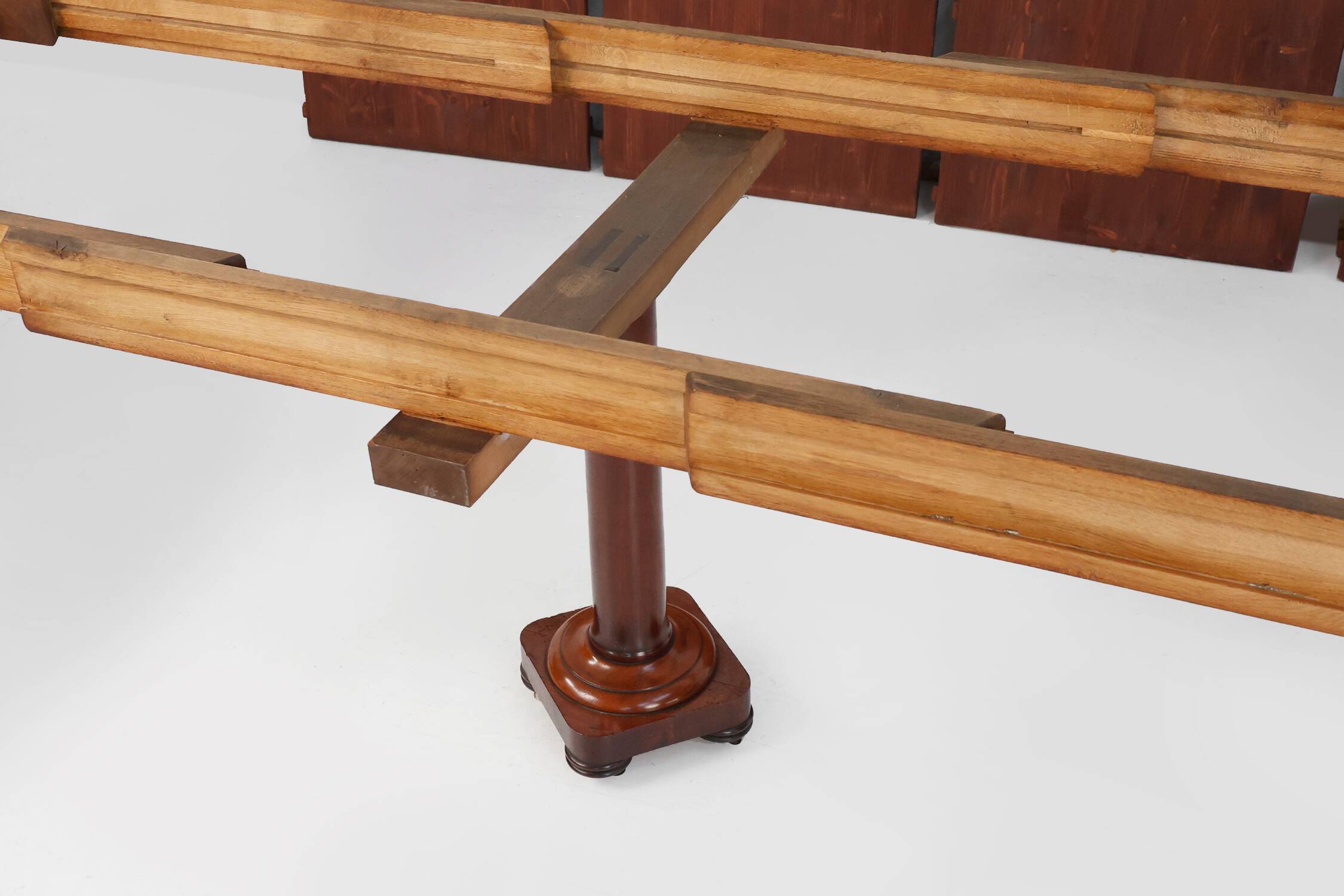 Extendable Antique English Dining Table in Victorian style, ca. 1830