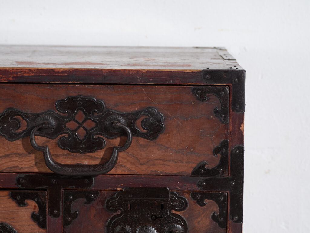 Ancient Japanese tansu of the choba-tansu type – Meiji/Taishō period (circa 1880-1920)