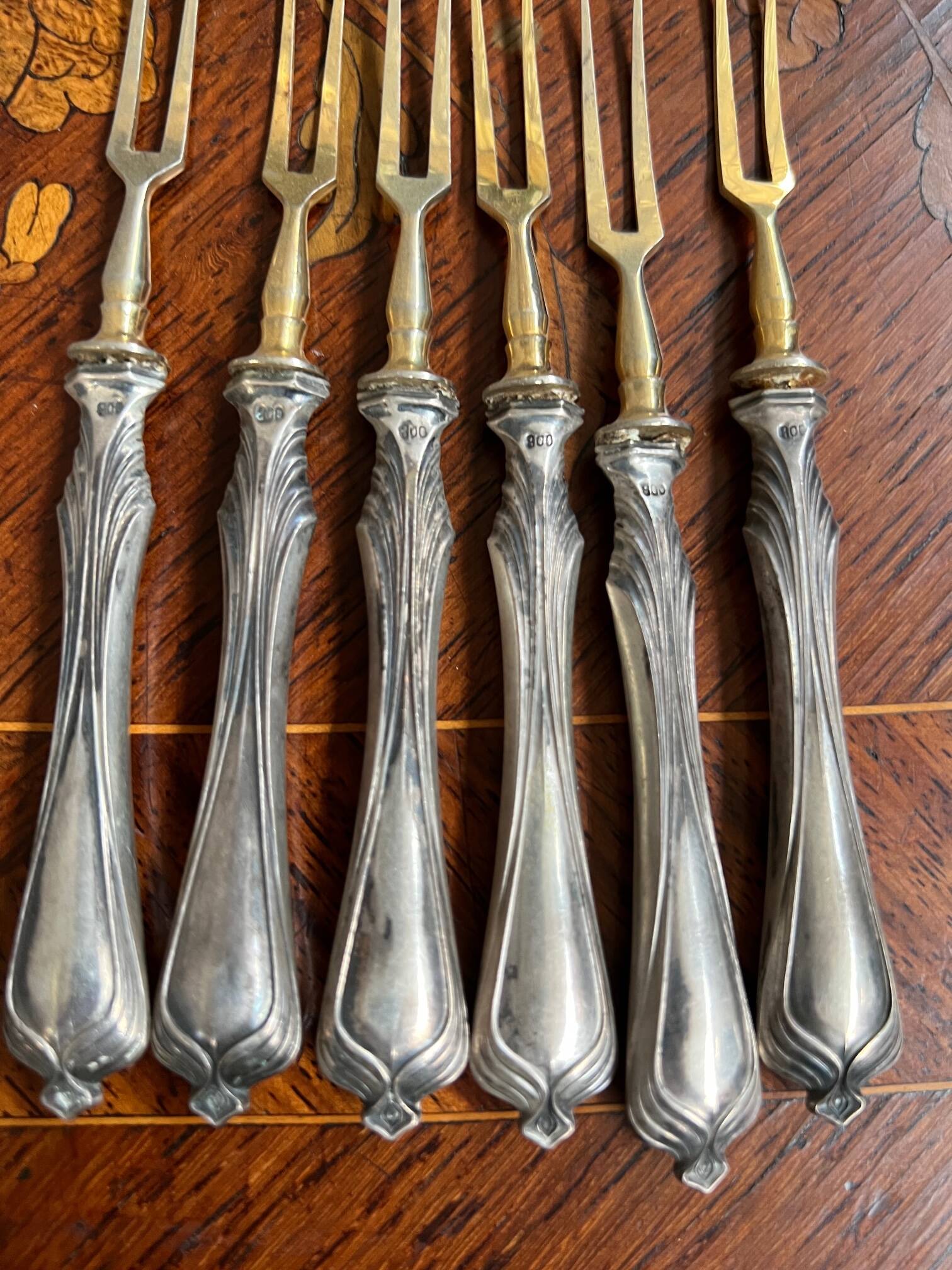 Set of knives and forks for fruits.