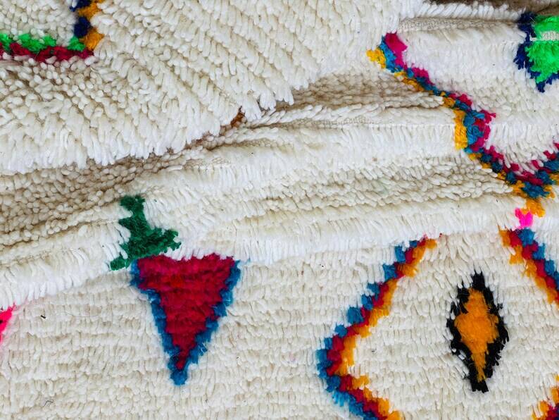 Decorated white wool rug 200cm x 300cm