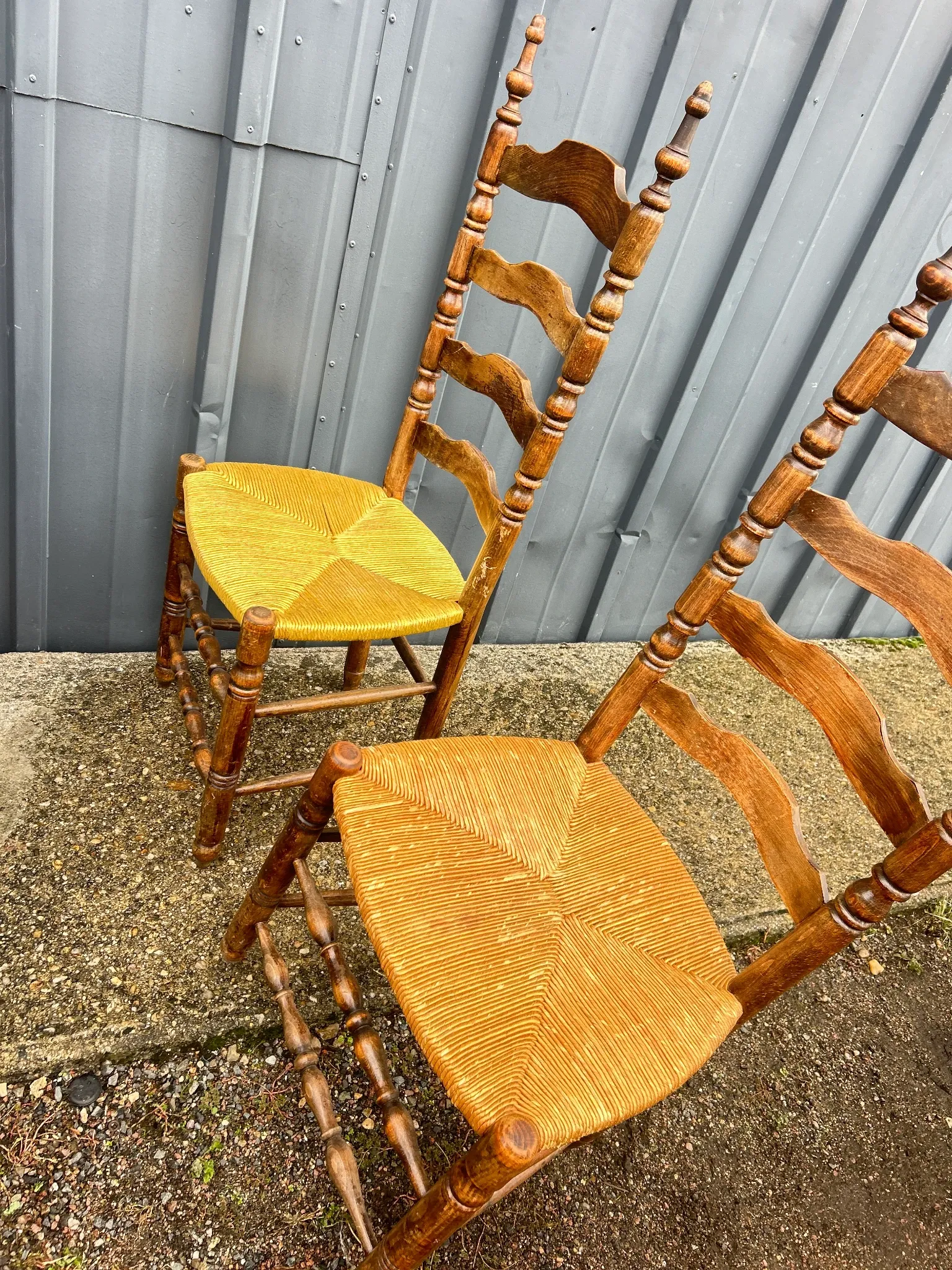 Série de six  chaises rustiques paillées