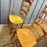 Série de six  chaises rustiques paillées