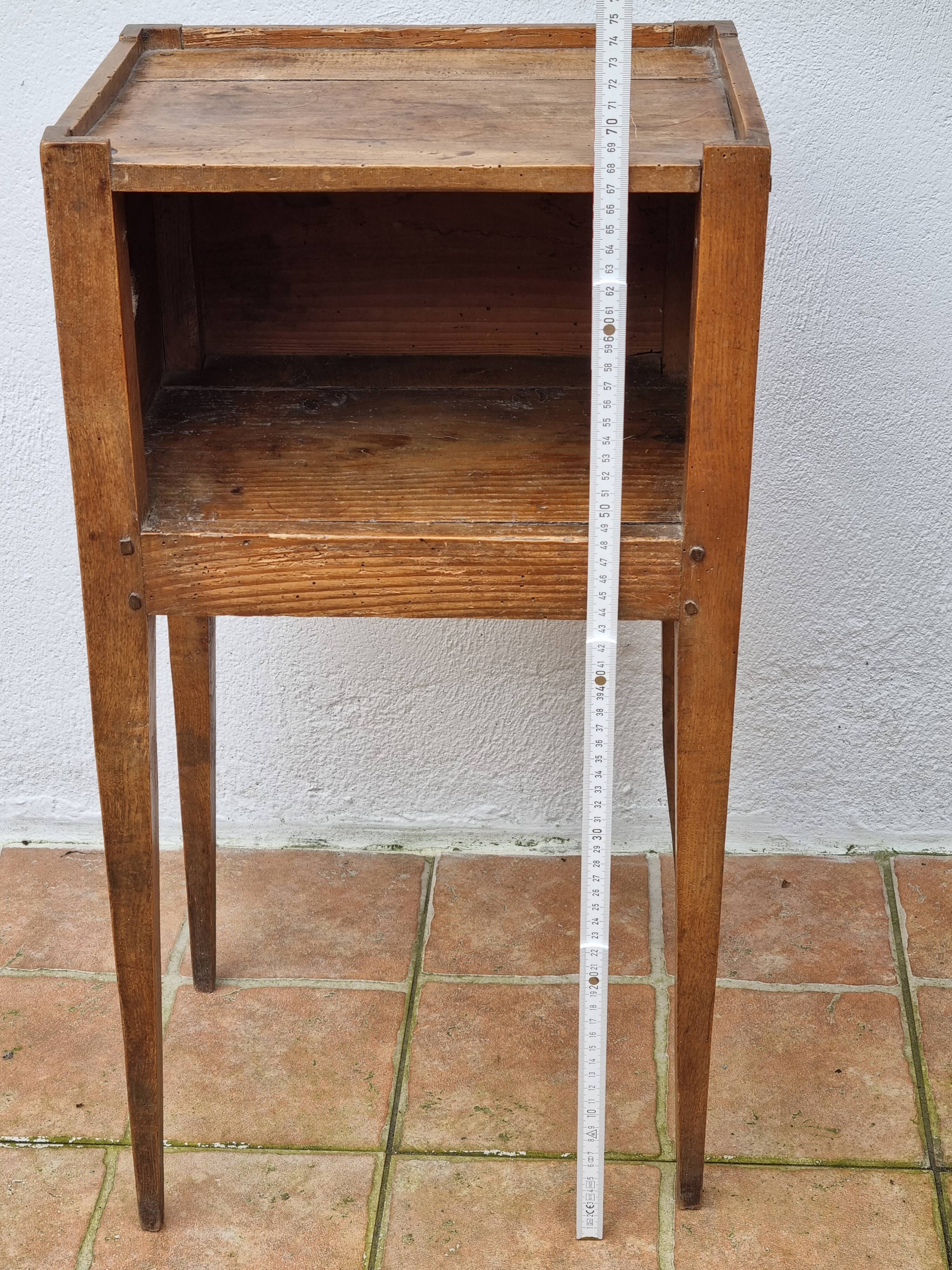 Table de chevet ancienne en bois, poignées latérales ajourées, fin XIXe