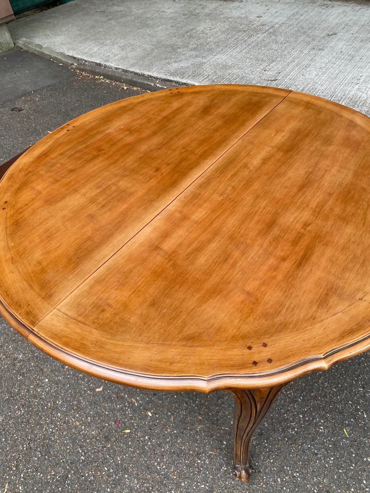 Round extendable dining table Louis XV in solid wood from the 1960s.