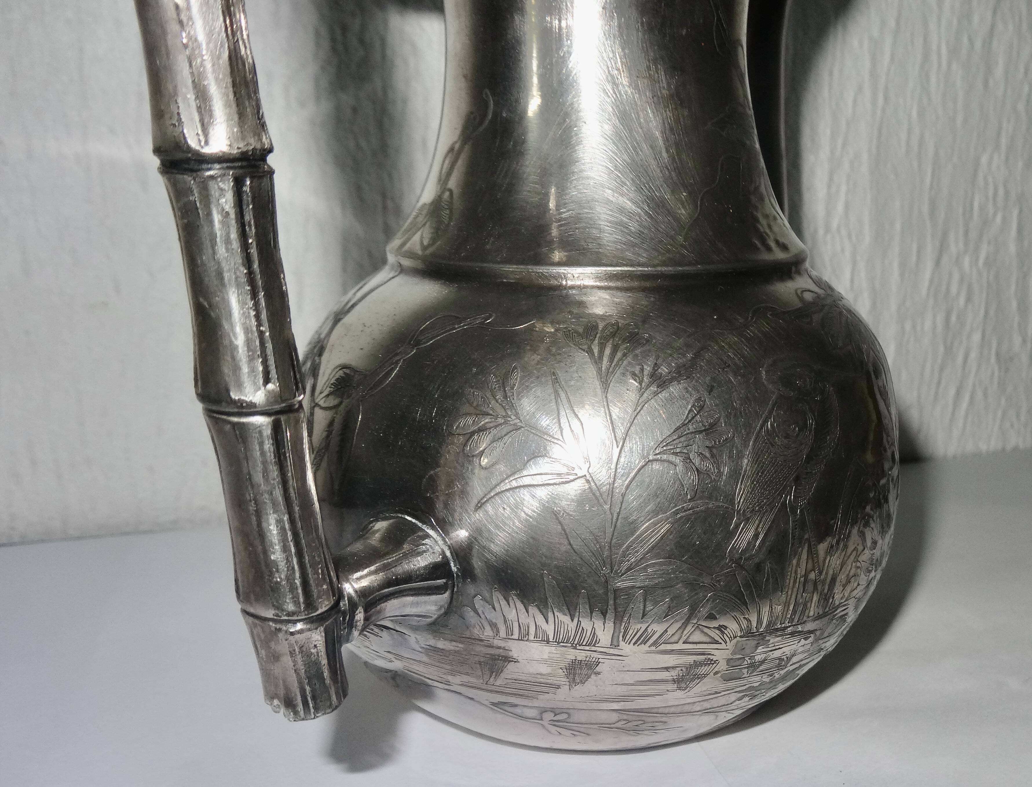 Théière Art Déco en métal argenté à décor d'oiseaux