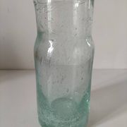 Vase vintage en verre bullé vert très pâle, souffle artisanal
