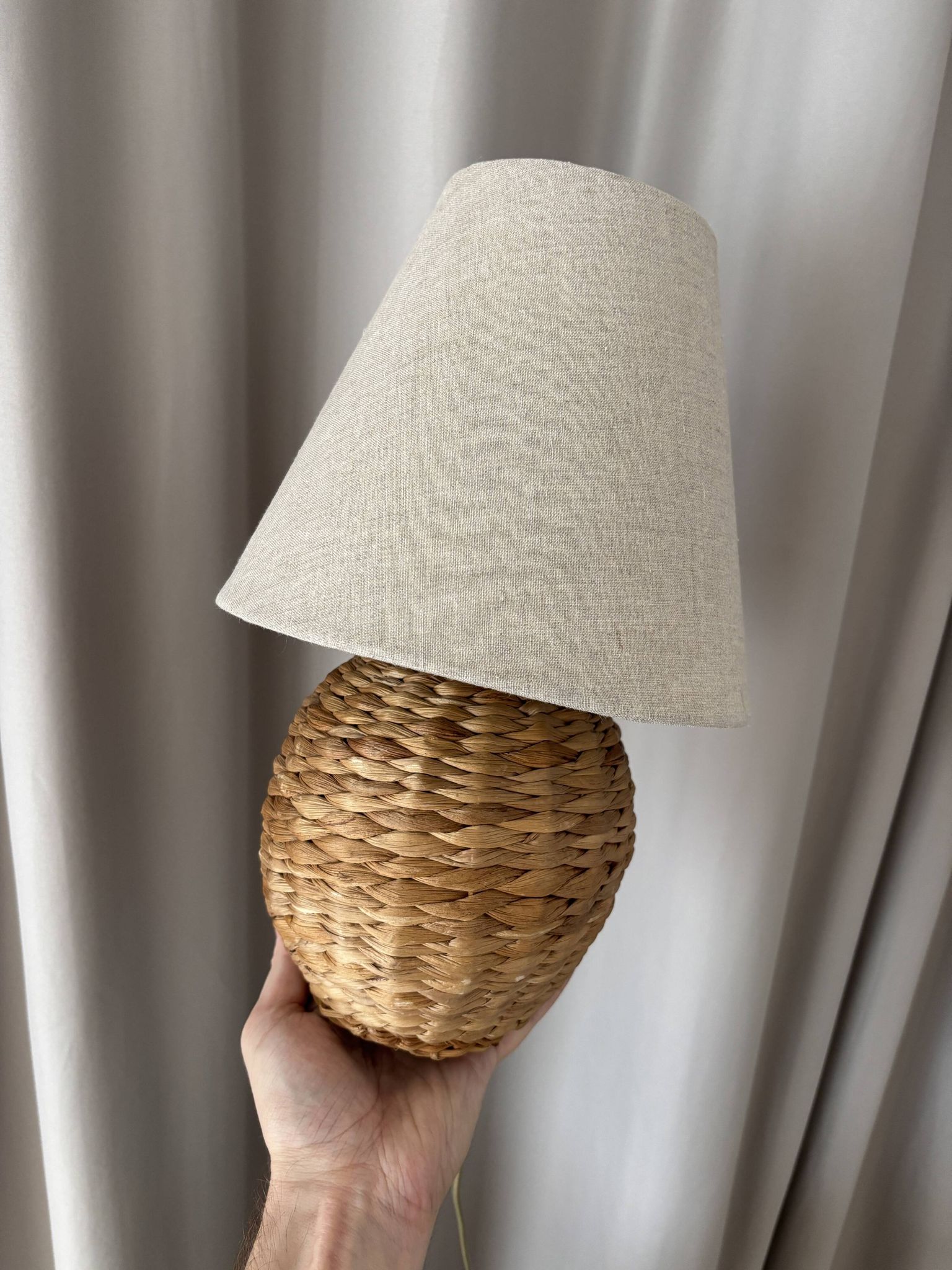 Lampe de table vintage en rotin tissé avec abat-jour en lin